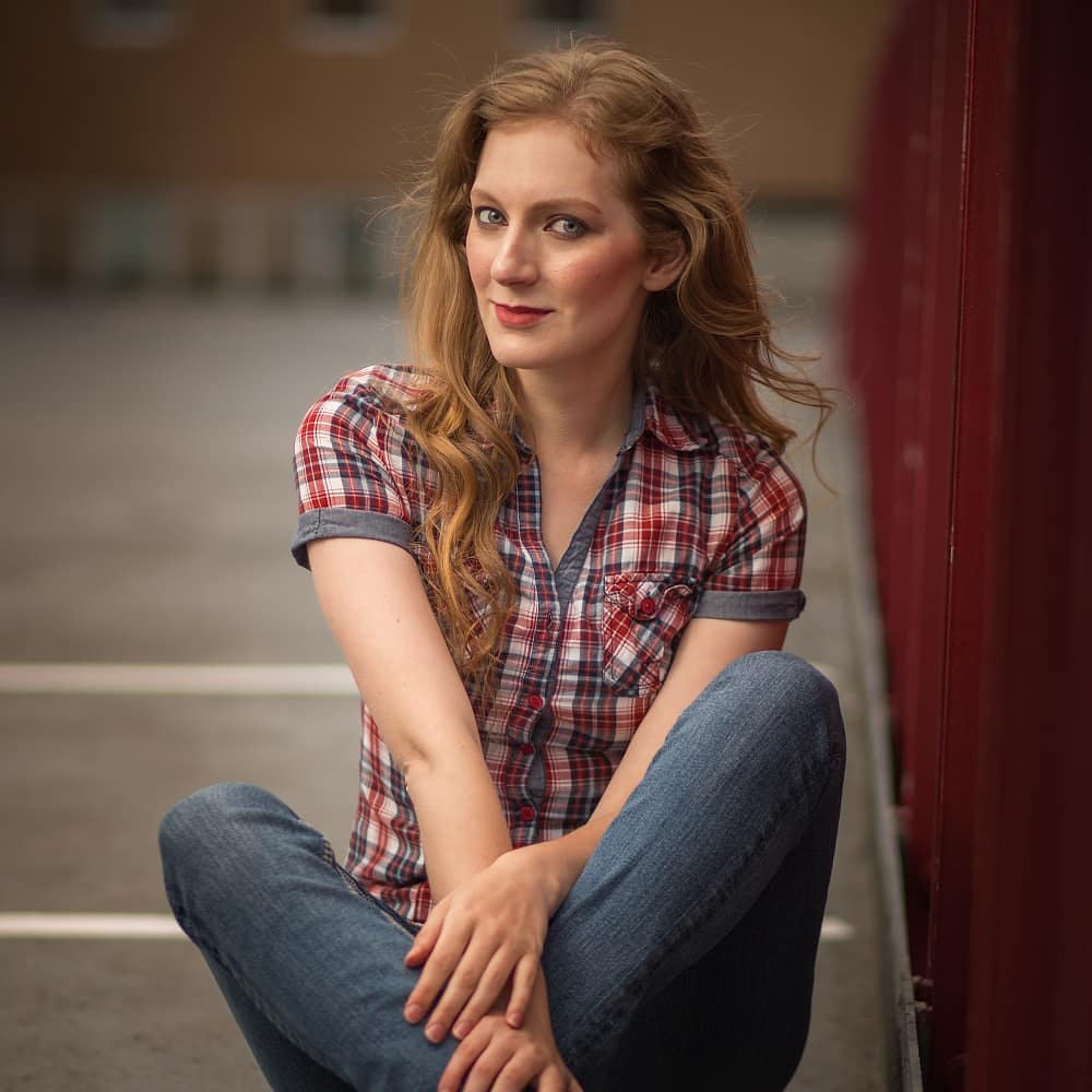 Relaxed lifestyle headshot with fresh skin, defined eyes and a soft red lip