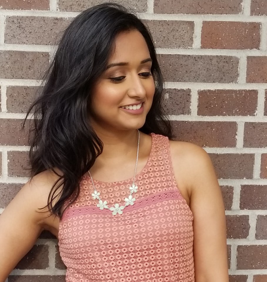 Soft summer glam with luminous skin, warm shadow and a glossy nude lip